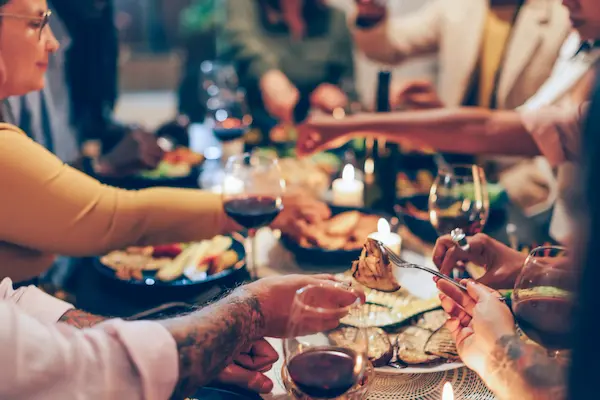 Mesa con comida para una reunión familiar en Navidad. Consejos para minimizar los excesos de las comidas de Navidad